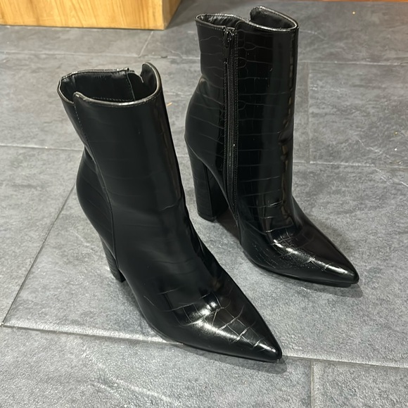 Boots 📍SOLD - Picture 1 of 3